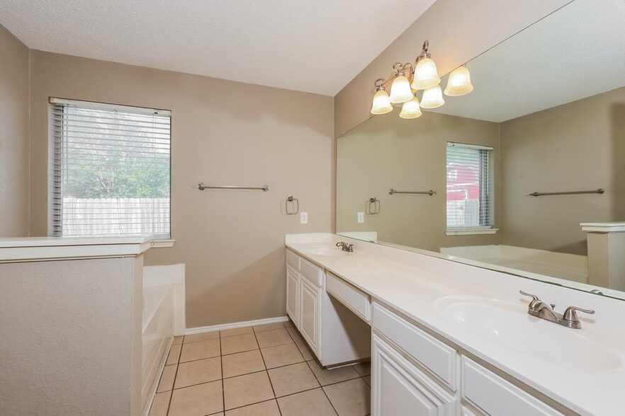 Building Photo - 528 Cambridge Dr