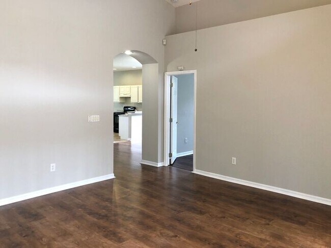 Building Photo - Lovely 3/2 Spacious Home and a 2 Car Garag...