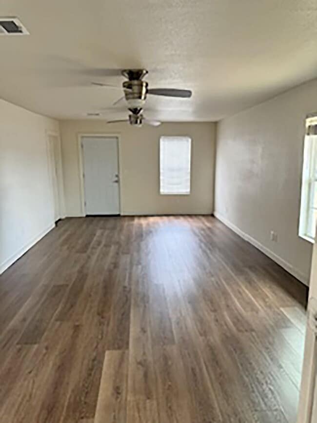 Building Photo - Great 3 Bdrm 2 Bath Home in Denton Tx
