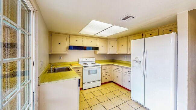 Building Photo - 2 BEDROOM 1 1/2 BATH TOWN HOME