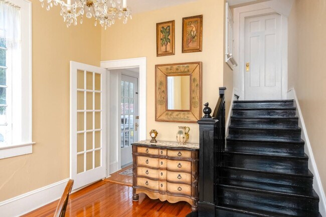 Building Photo - 406 NE 7th Ave