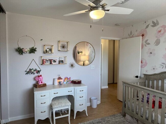 Building Photo - Great Views/3BED 2BATH/SOLAR/Move in ready