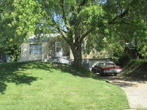 Building Photo - 3 bed 1 bath $1295 3 Bed 1 Bath with attached Garage