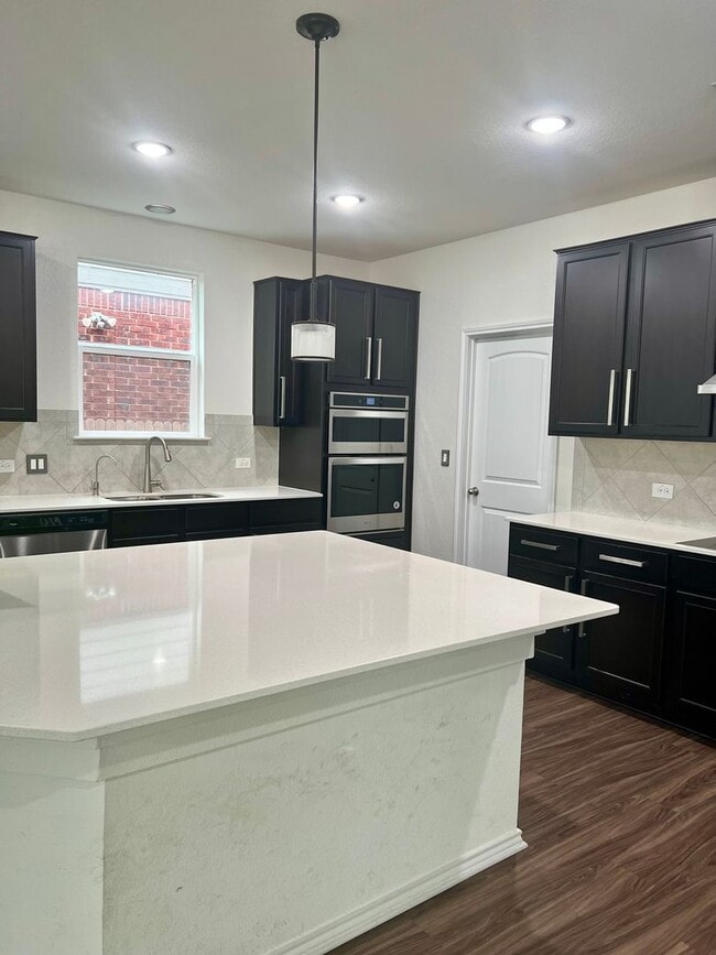 Building Photo - Large 5 Bedroom Home on Corner Lot