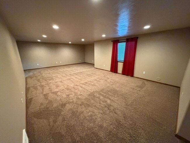 Building Photo - Large Ranch Style Twin Home For Rent