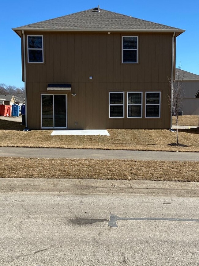 Building Photo - Now Preleasing! Comfortable Three Bedroom | Two and a Half Bath Home in Oak Woods