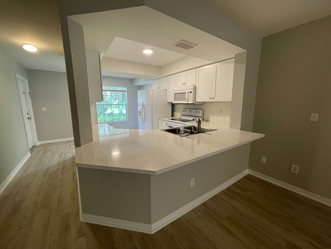 Building Photo - ANNUAL RENTAL - PINE HAVEN-2 BED/2 BATH --...