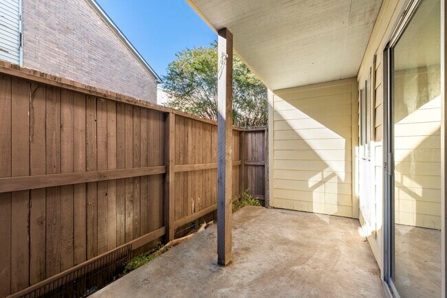 Building Photo - 9350 Country Creek St