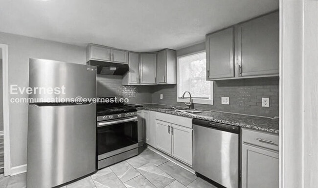 Building Photo - Spacious 3-Bedroom Home with Deck and Modern Appliances