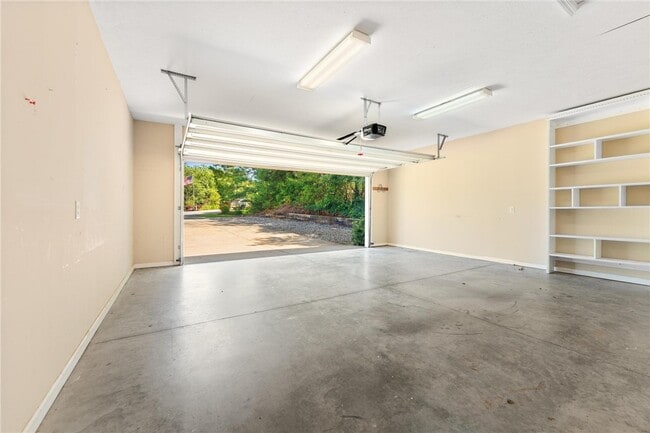 Building Photo - 307 Willow Brook Ln