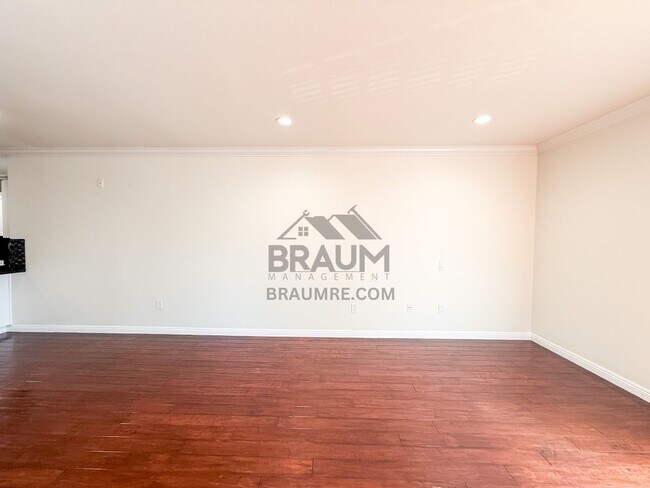 Building Photo - 332 S Virgil Ave