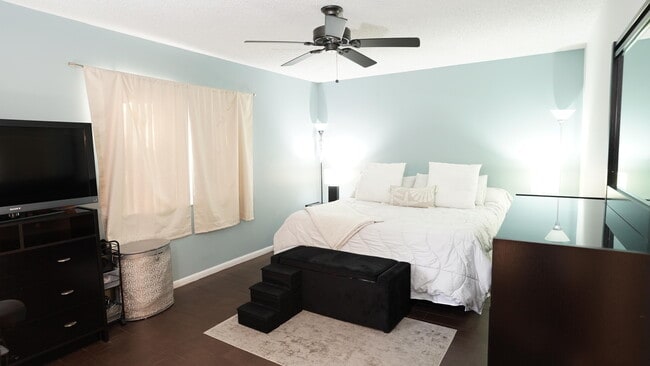 Building Photo - 100 Pelican Pointe Dr