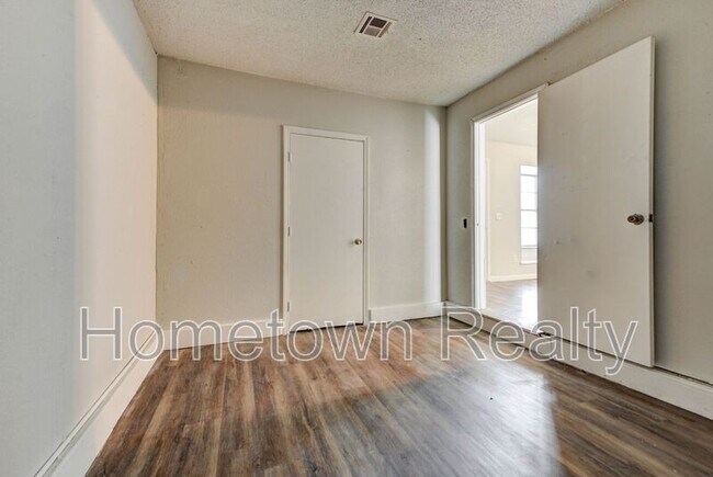 Building Photo - 208 W Shadywood Dr
