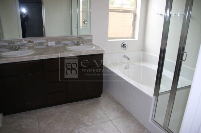Building Photo - Beautiful Home for rent in Visalia, Ca