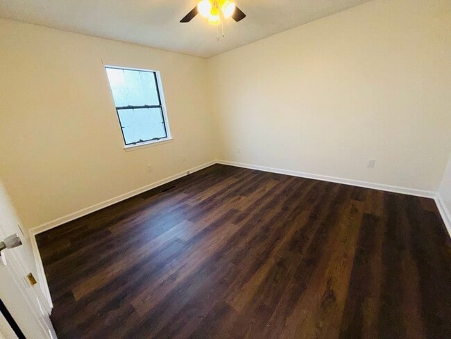 Building Photo - Centrally Located 4 Bedroom Home With Large Yard