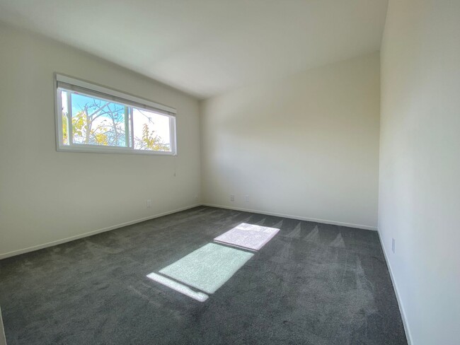 Building Photo - Modern Elegance in North Clairemont! Updat...