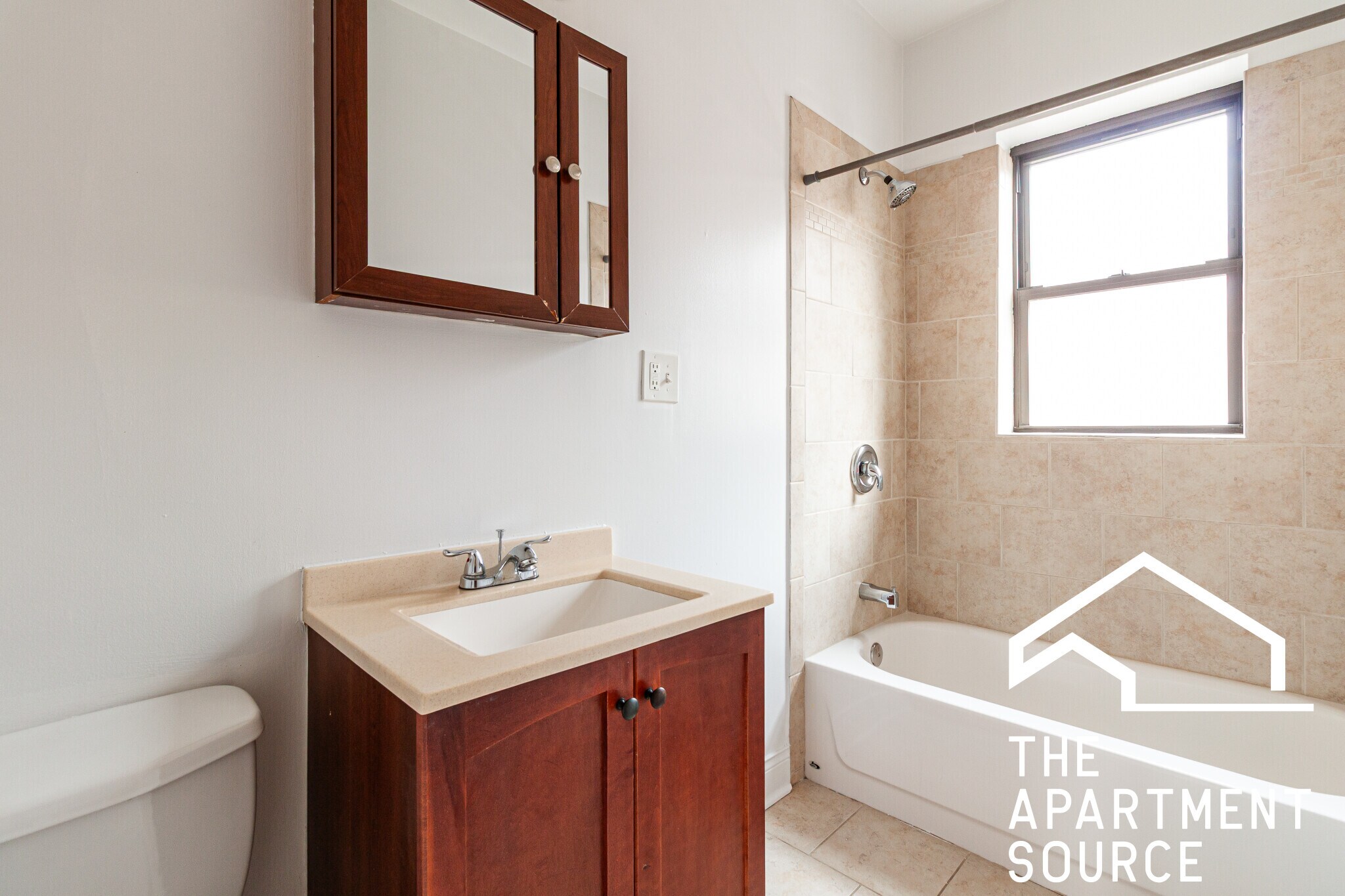 Building Photo - 628 W Cornelia Ave