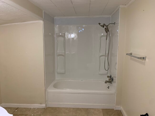 Building Photo - 212 Fairview Dr
