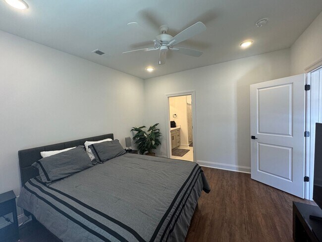 Building Photo - 3 bed 3.5 bath house in South Grove!
