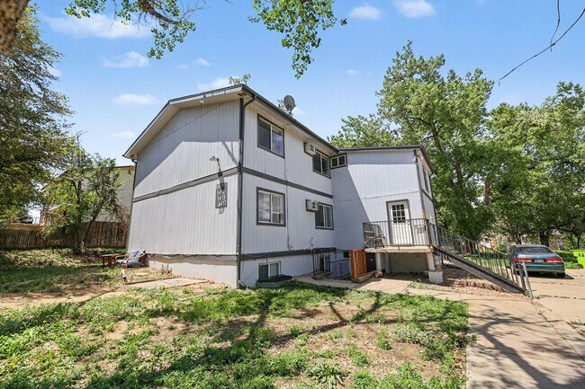 Building Photo - FOR RENT! Beautifully Remodeled 2 Bed/1 Bath Unit – Don’t Miss Out!