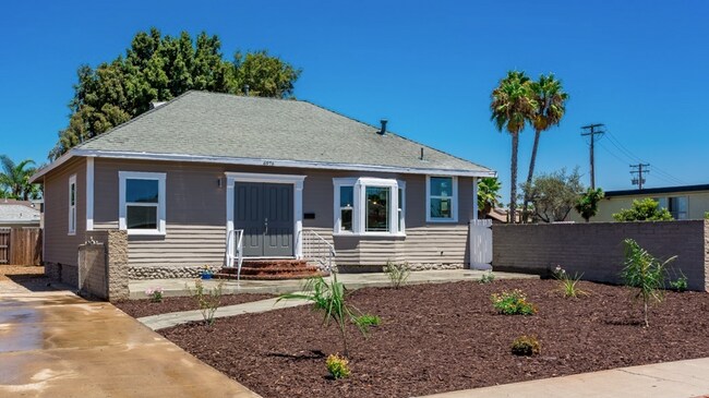 Building Photo - 3BD/2BA w/ Driveway Parking!