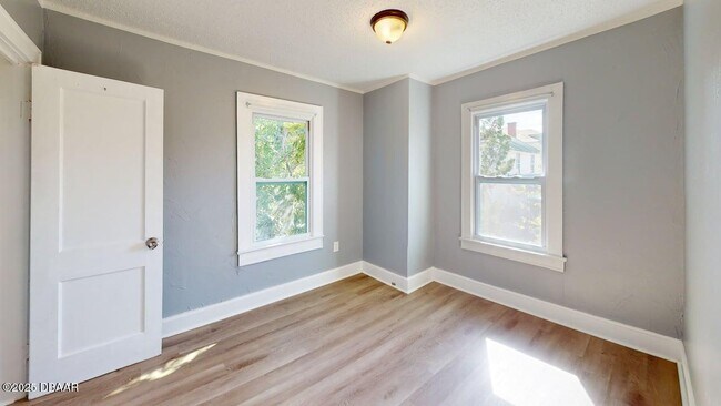 Building Photo - 831 N Oleander Ave