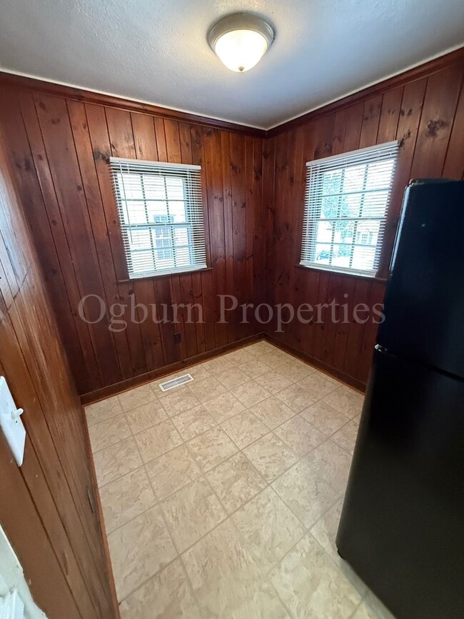 Building Photo - 614 Mulberry St SW