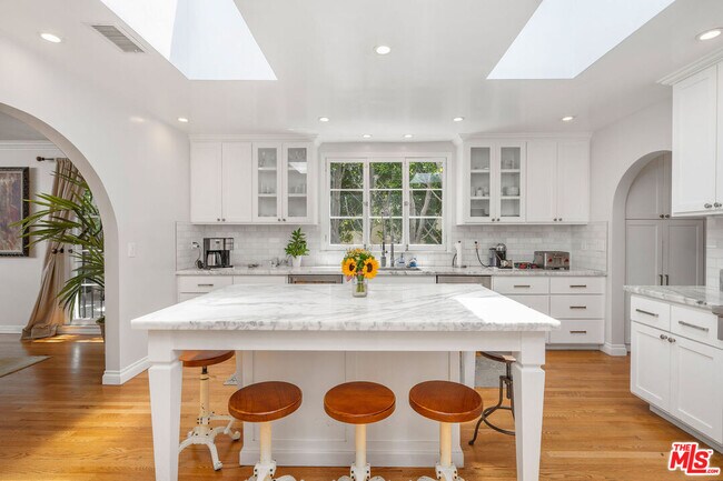 Building Photo - 4734 Los Feliz Blvd