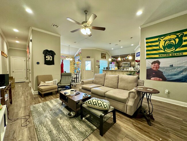 Building Photo - Spacious 4-Bed, 4.5-Bath Home with Fenced Yard in the Baylor Bubble!