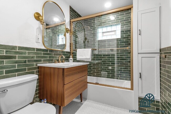 Building Photo - Furnished 3-Bedroom Lower Apartment on Bird Ave