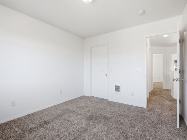 Building Photo - 580 7th Ct