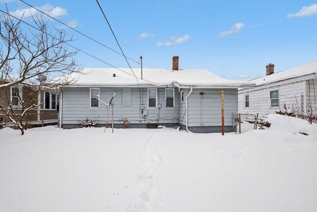 Building Photo - Spacious three-bedroom, one-bath home featuring a functional floor plan, & generous living space