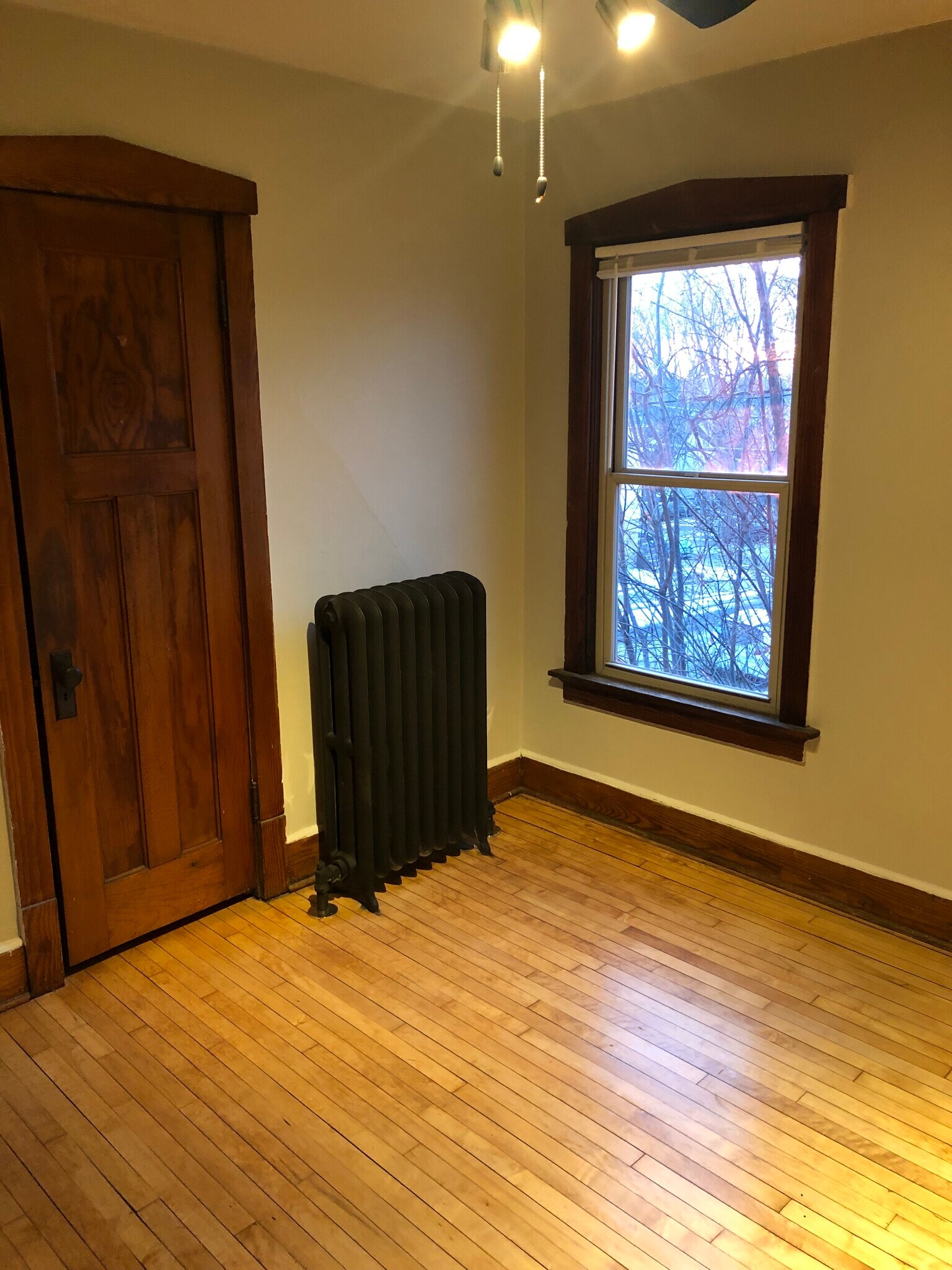 Building Photo - 318 E Deer Pl