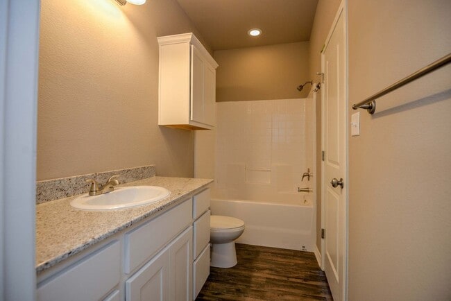 Building Photo - August 2026 Pre-Lease!! 3/3.5 Townhome in ...