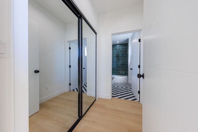 Building Photo - 2847 S Victoria Ave