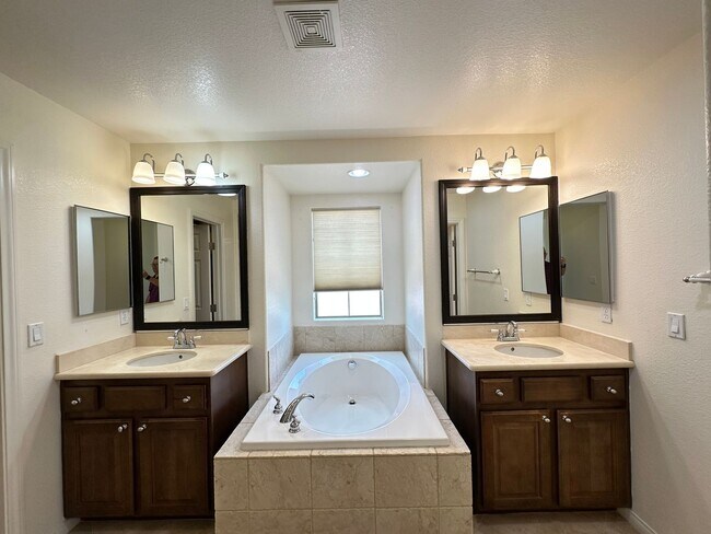 Building Photo - Summerlin Village 16 Ladera Phase 3