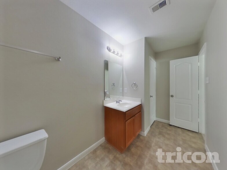 Building Photo - 10914 Tipton Oaks Dr