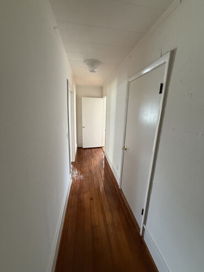Building Photo - 3 bd 2 ba House