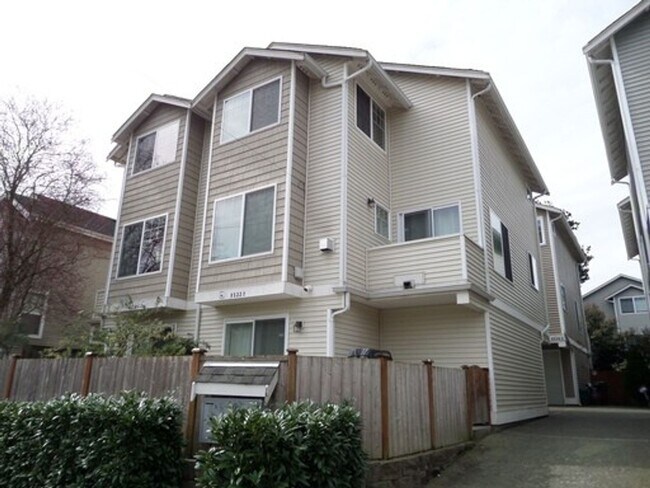 Building Photo - GREAT NEW PRICE! Stunning and Large 3-Bedroom Townhome with Garage FOR RENT in Green Lake!!