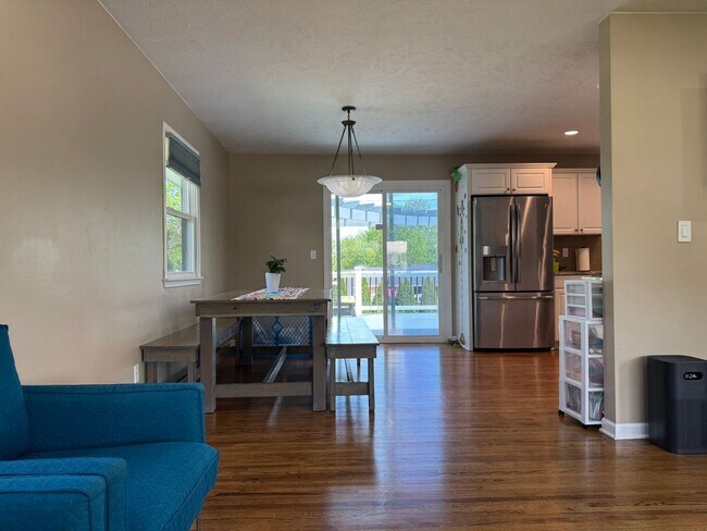 Building Photo - Stunning 4 Bed, 3 Bath Home with Backyard ...