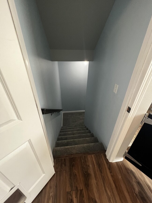 Building Photo - 837 Albert Dr W