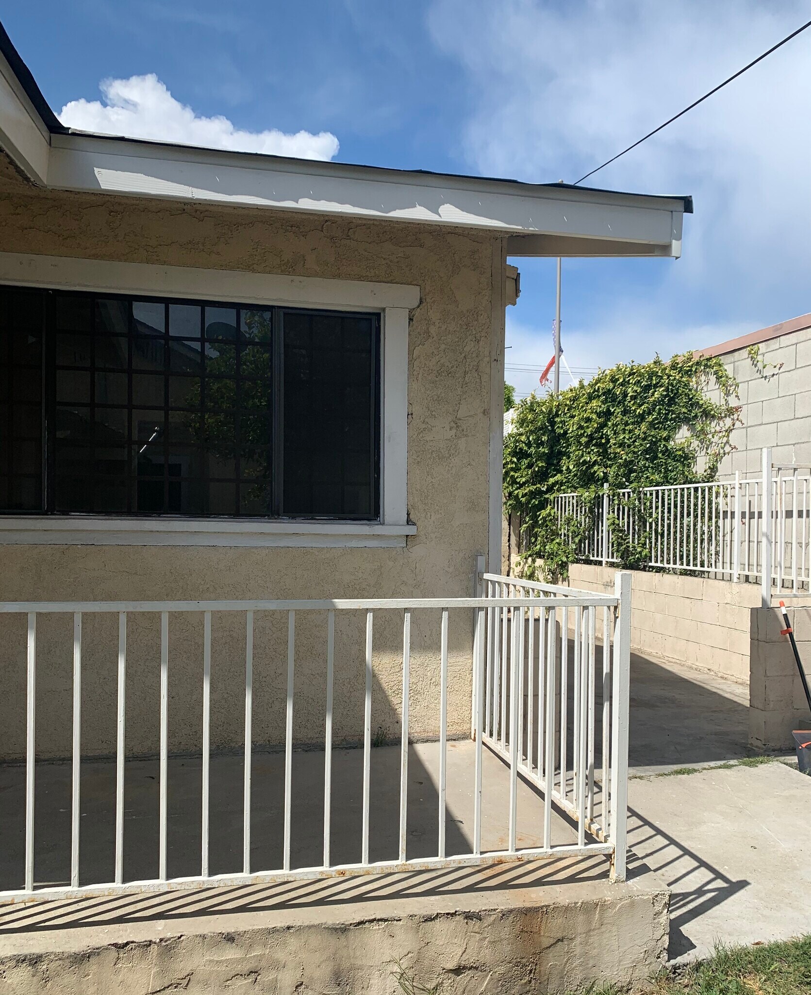 Building Photo - 533 E Lomita Ave