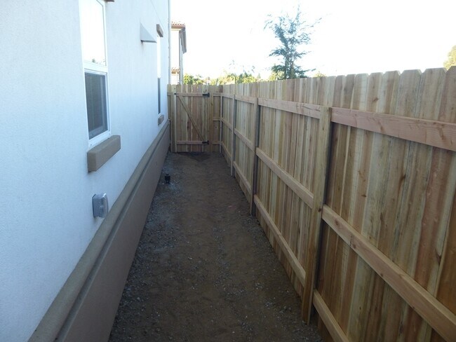 Building Photo - Newer 3 Bedroom Home! Near shops and restaurants!