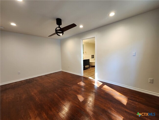 Building Photo - 521 Willow Ave