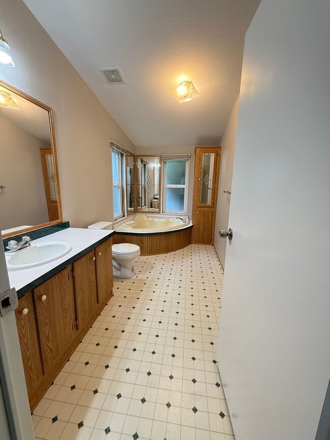 Building Photo - Beautifully Updated 3-Bed, 2-Bath Home wit...