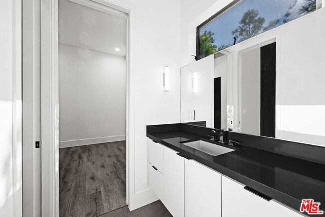 Building Photo - 1613 S Wooster St