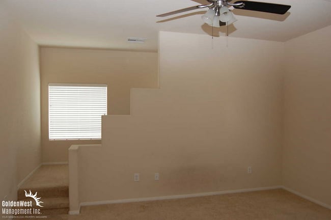 Building Photo - Gorgeous 2Bdm 2.5Ba Townhome with a Loft in Gated Community