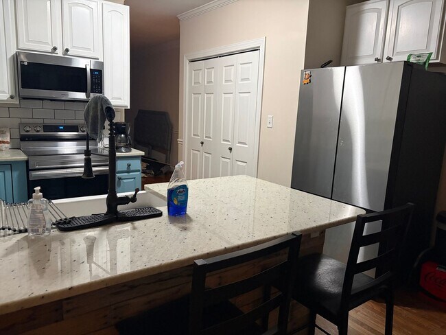 Building Photo - Spacious 5BR House in Oak City