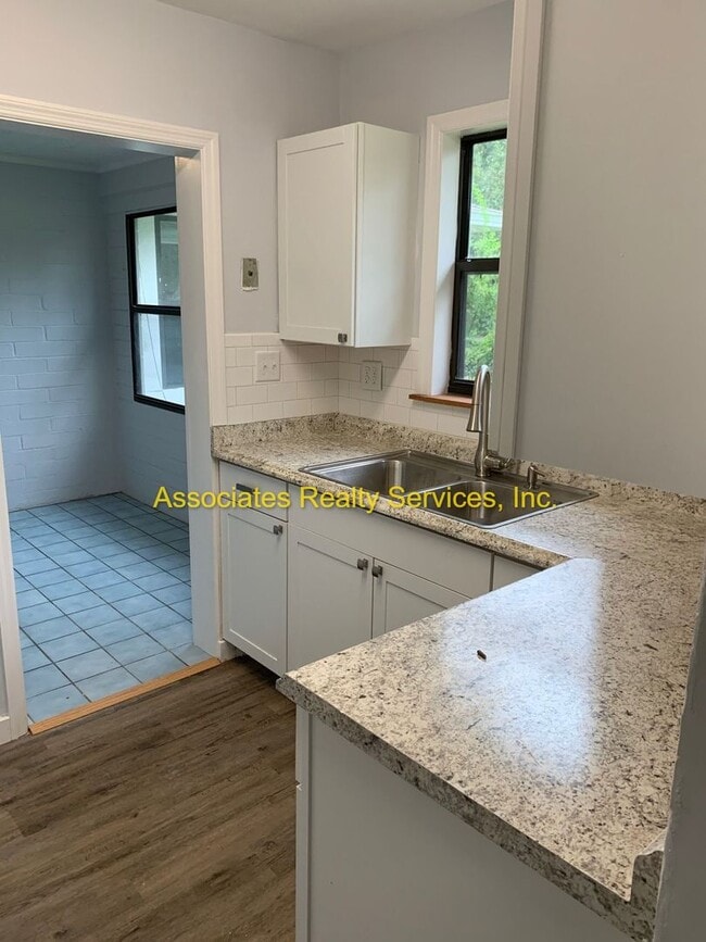 Building Photo - Spacious 3BR/2BA Home on a Quiet Corner Lot!
