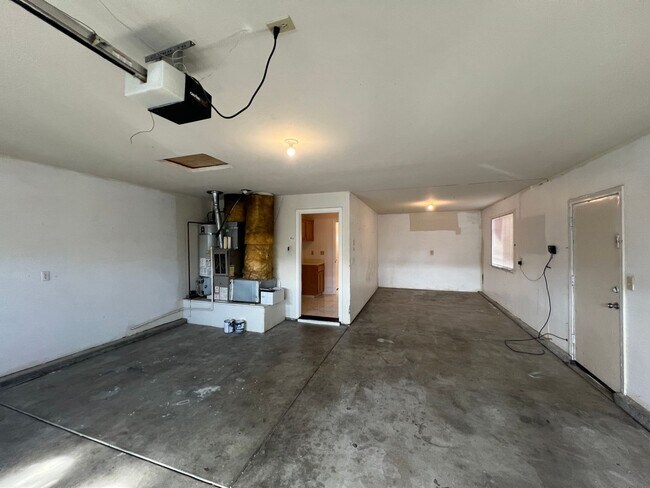 Building Photo - Single story in Sylvan School District!